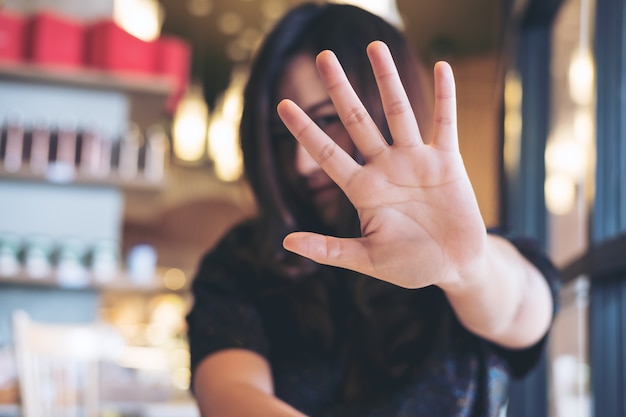 mujer puso su mano para cubrir la cara