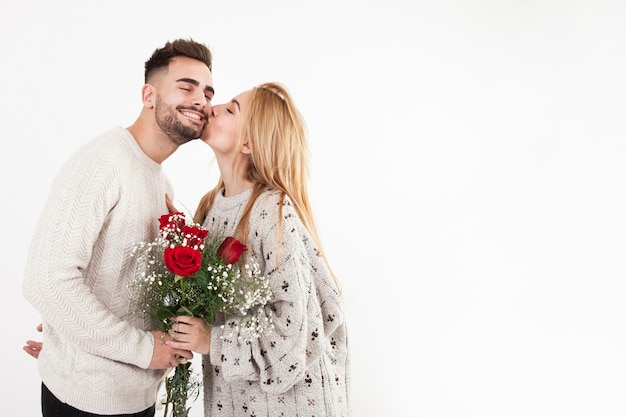 Mujer que agradece al hombre por el ramo