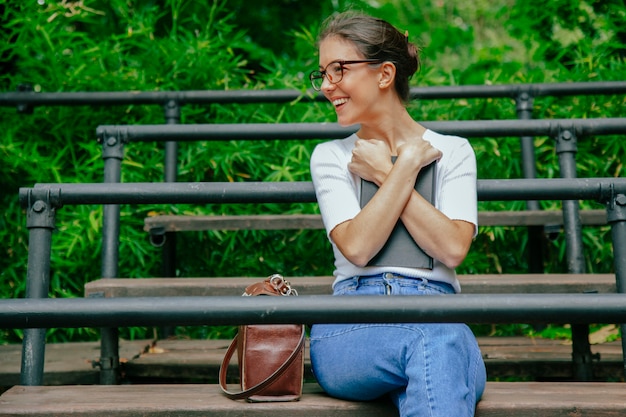 Mujer que amaba los libros que acaba de leer