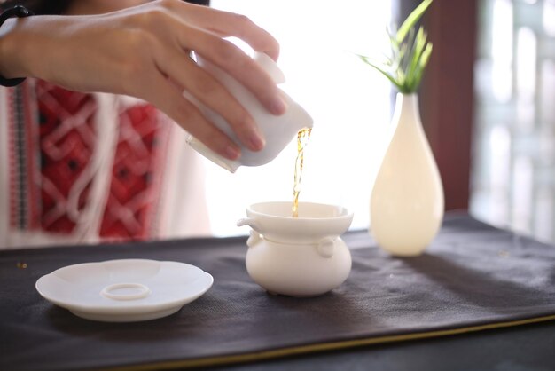 Una mujer que bebe té lo disfruta para la relajación mental El té puede ayudar a lograr el equilibrio entre la mente y el cuerpo