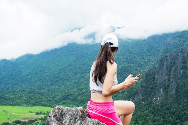 mujer que camina posterior en la montaña superior con la opinión de la naturaleza (Namxay Top View en Laos).