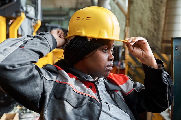 Mujer que comienza su trabajo en la fábrica.