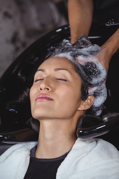 Mujer que consigue su lavado de cabello