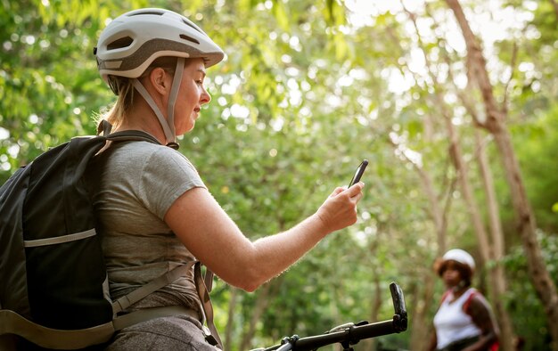 Mujer que controla el mapa gps