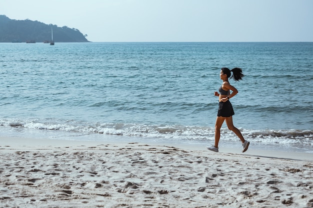 Mujer que corre en la playa