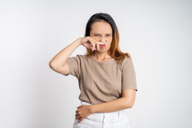 Mujer que cubre la nariz con el dedo cuando huele mal