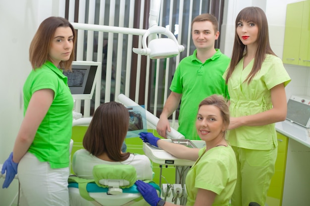 Una mujer a la que le examinan los dientes en los dentistas