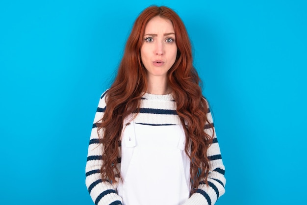 Foto mujer que expresa disgusto falta de voluntad desprecio tener mirada tensa cara de ceño fruncido