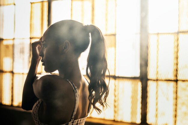 Mujer que se extiende por las ventanas