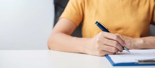 Mujer que firma los documentos del contrato después de leer la pluma de mano y aprobar el informe comercial Conceptos de asociación y trato de acuerdo de contrato