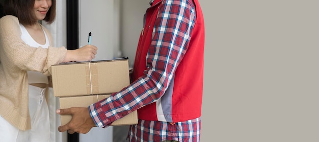 Mujer que firma el recibo del paquete de entrega de cerca