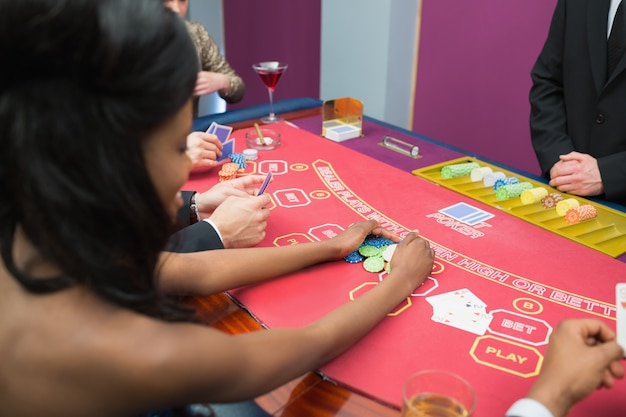 Foto mujer que gana en el póker