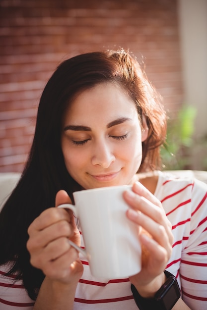 Mujer que huele a café