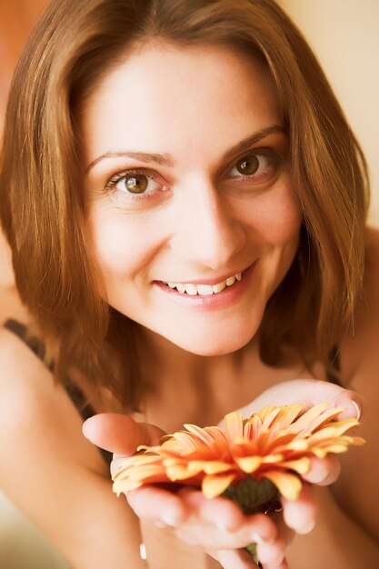 Foto mujer que huele a flor