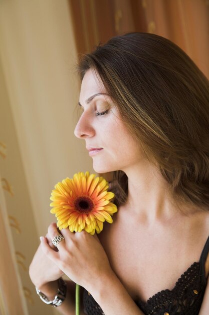 Mujer que huele a flor