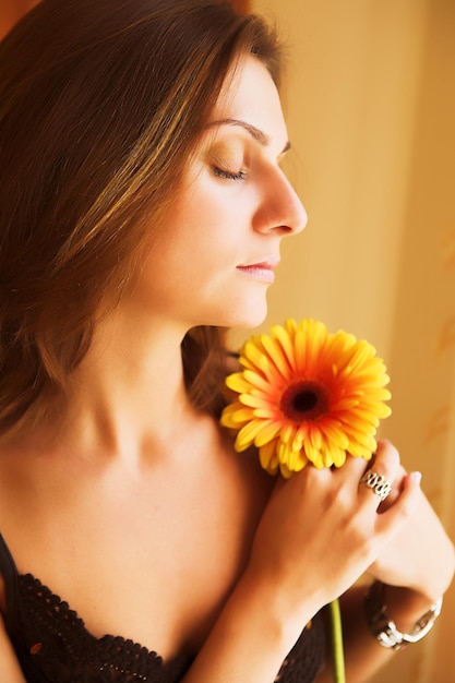 Mujer que huele a flor