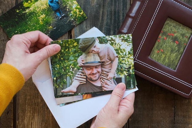 Foto la mujer que imprime fotos mira las fotos impresas para el álbum de fotos familiares