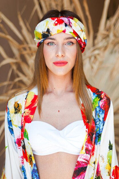 Una mujer que lleva una bufanda con un estampado de flores.