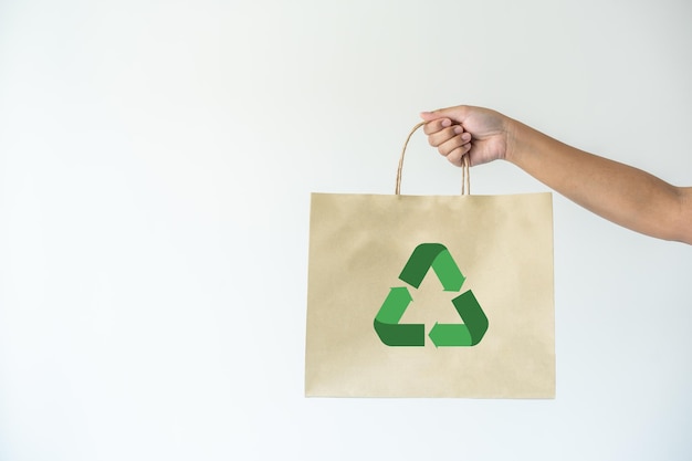 Mujer que lleva el concepto de bolsa de papel de reutilización reciclar el objeto a cero desperdicio
