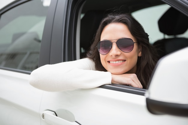 Foto mujer que llevaba gafas de sol sonriendo a la cámara