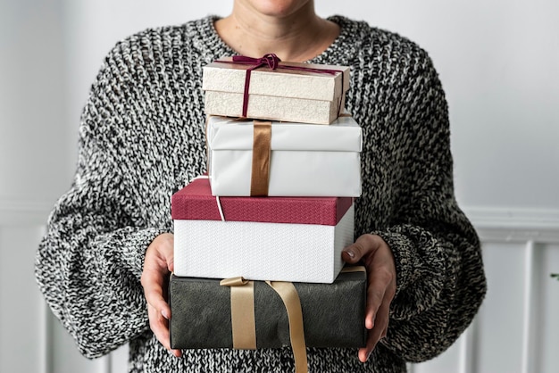 Mujer que llevaba una pila de regalos