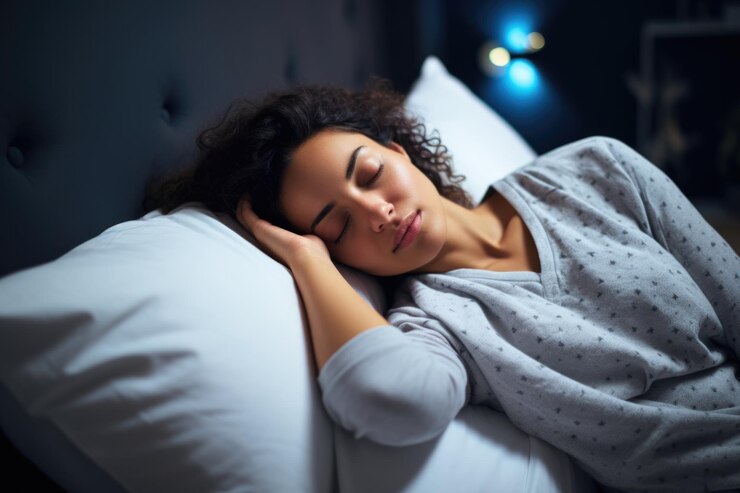 Mujer que mantiene un horario de sueño regular acostándose temprano