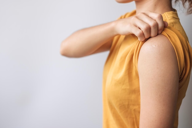 Mujer que muestra el brazo en blanco y no recibe la vacuna covid 19. Vacunación, inmunidad colectiva, efectos secundarios, antivacunas y pandemia de coronavirus