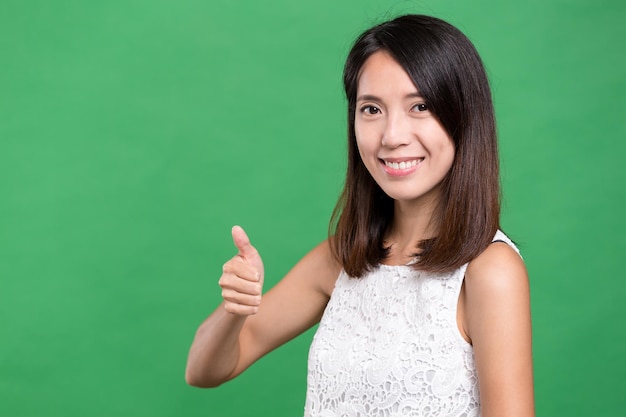 Foto mujer que muestra el pulgar hacia arriba