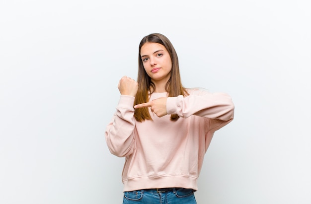 mujer que parece impaciente y enojada, señala el reloj, pide puntualidad, quiere llegar a tiempo