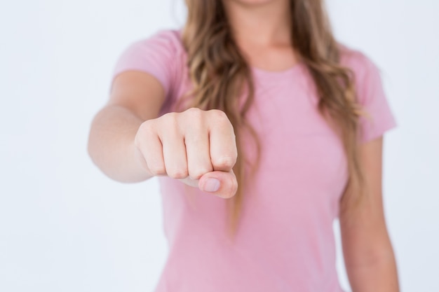 Mujer que presenta su puño