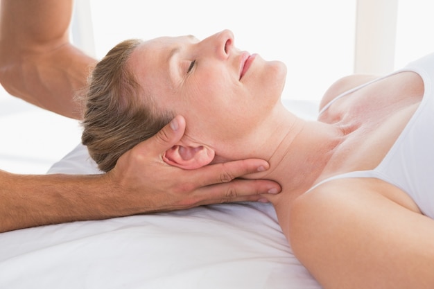 Foto mujer que recibe masaje en el cuello