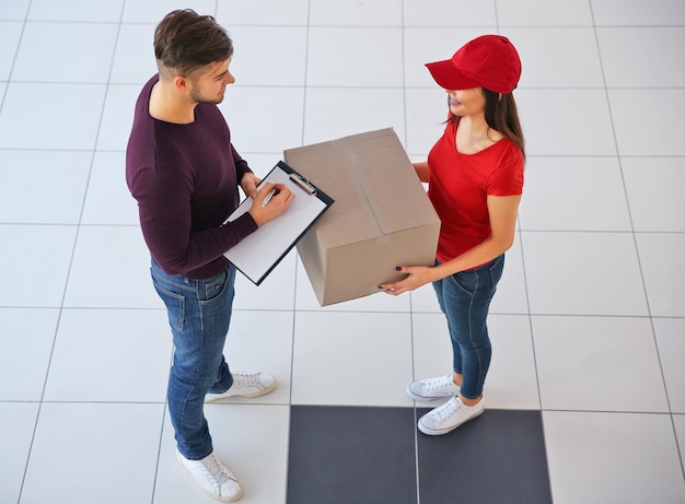 La mujer que recibe el paquete entrega el paquete al joven