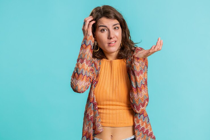 Foto mujer que se siente avergonzada por una pregunta ambigua que tiene dudas que no tiene idea que no tiene ni idea que es incierta