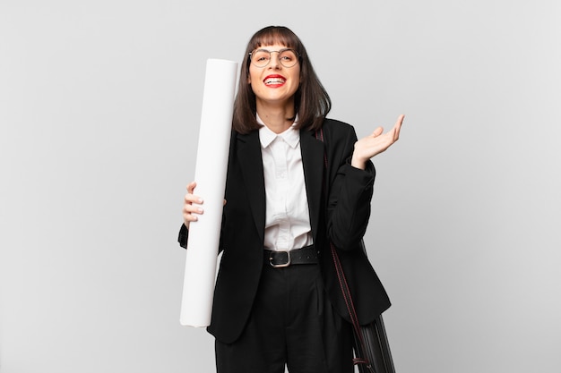 Mujer que se siente feliz, emocionada, sorprendida o conmocionada, sonriendo y asombrada por algo increíble