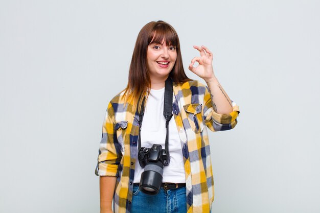 Mujer que se siente feliz, relajada y satisfecha, mostrando aprobación