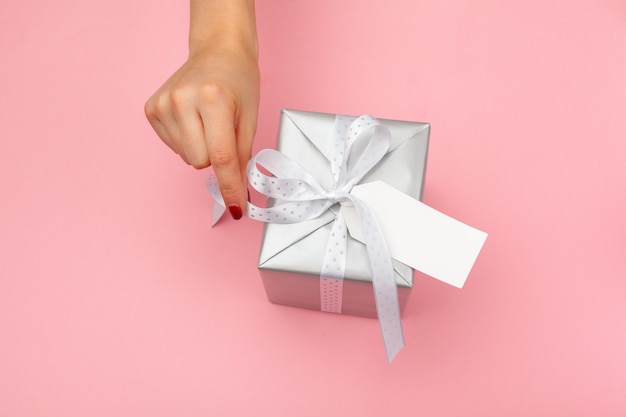 Mujer que sostiene la caja de regalo en color