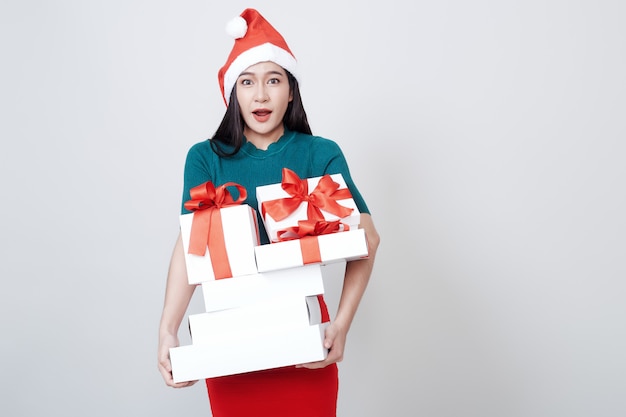 Mujer que sostiene la caja de regalo Navidad en blanco