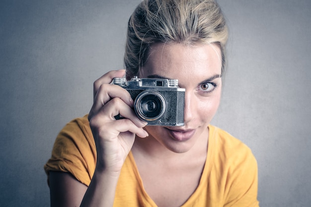 Mujer que sostiene una cámara