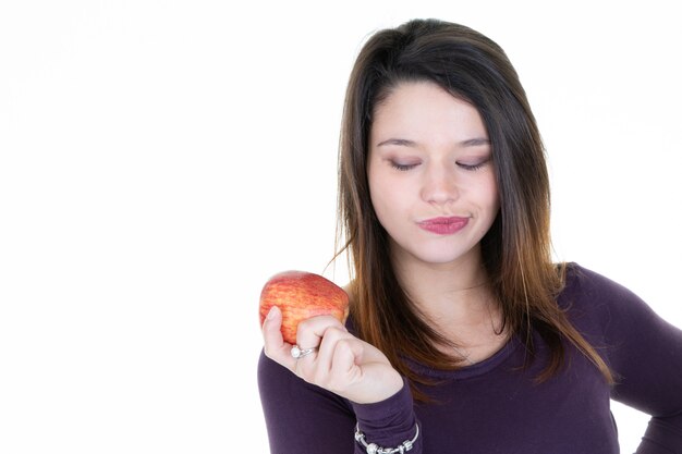 Mujer que sostiene la manzana roja fresca en blanco en concepto de dieta estilo de vida saludable