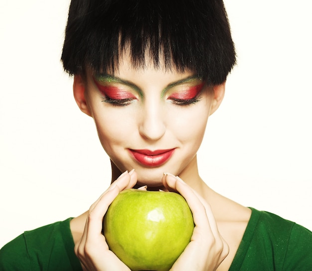 Mujer que sostiene la manzana verde