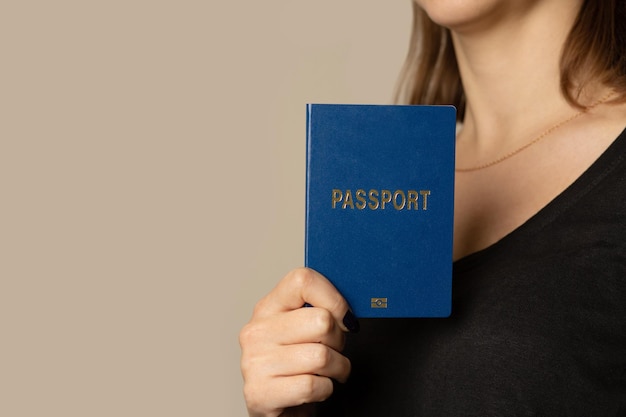 Mujer que sostiene un pasaporte biométrico