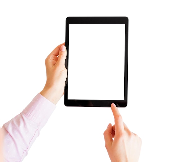 Mujer que sostiene la tableta y la pantalla táctil con el dedo