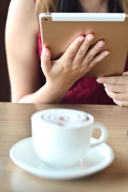 Mujer que sostiene la tablilla digital