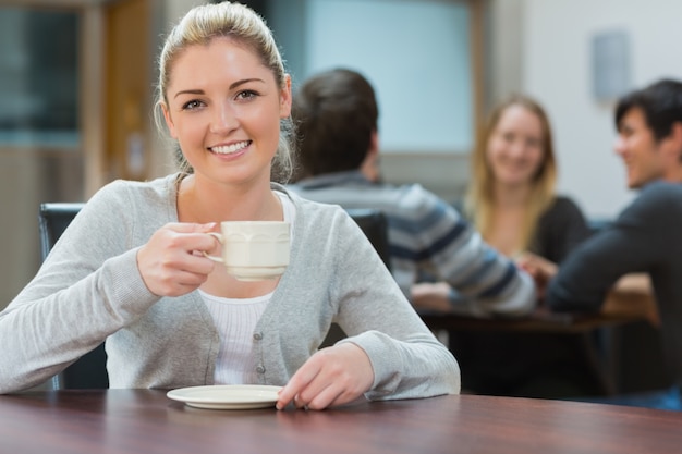 Mujer que sostiene la taza de café