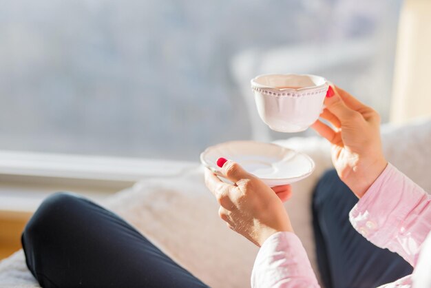 Mujer que sostiene la taza de té