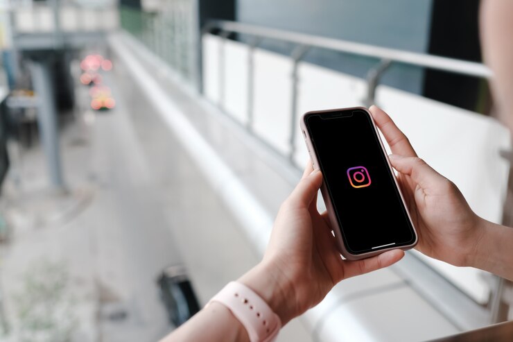 Foto mujer que sostiene el teléfono inteligente con las redes sociales en la pantalla