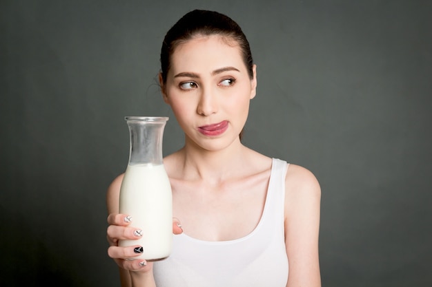 Mujer que sostiene el vidrio del concepto fresco de la forma de vida de milk.healthy