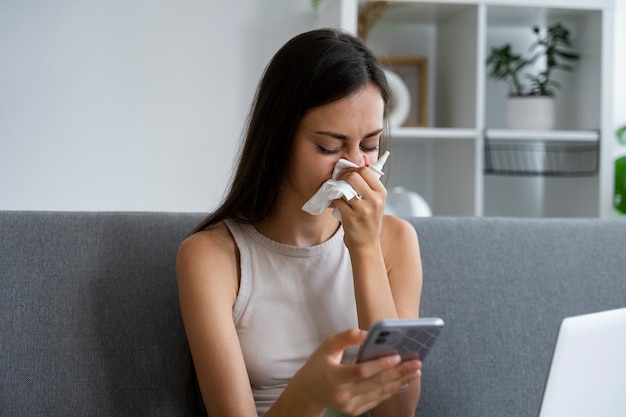 Mujer que sufre de alergia tiro medio