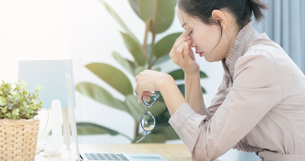 Mujer que sufre de ataques de pánico o dolor de cabeza.