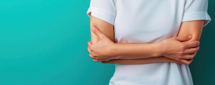 Mujer que sufre de dolor en el codo agarrando el codo estrechamente Espacio en blanco para el mensaje